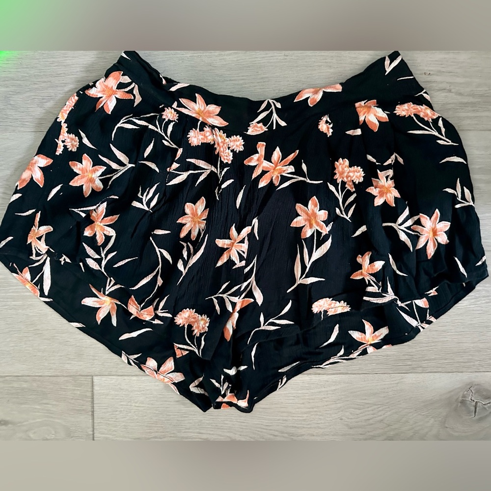 COPY - BILLABONG!!! Great Condition Comfy Floral Rayon Shorts With Elastic Back.